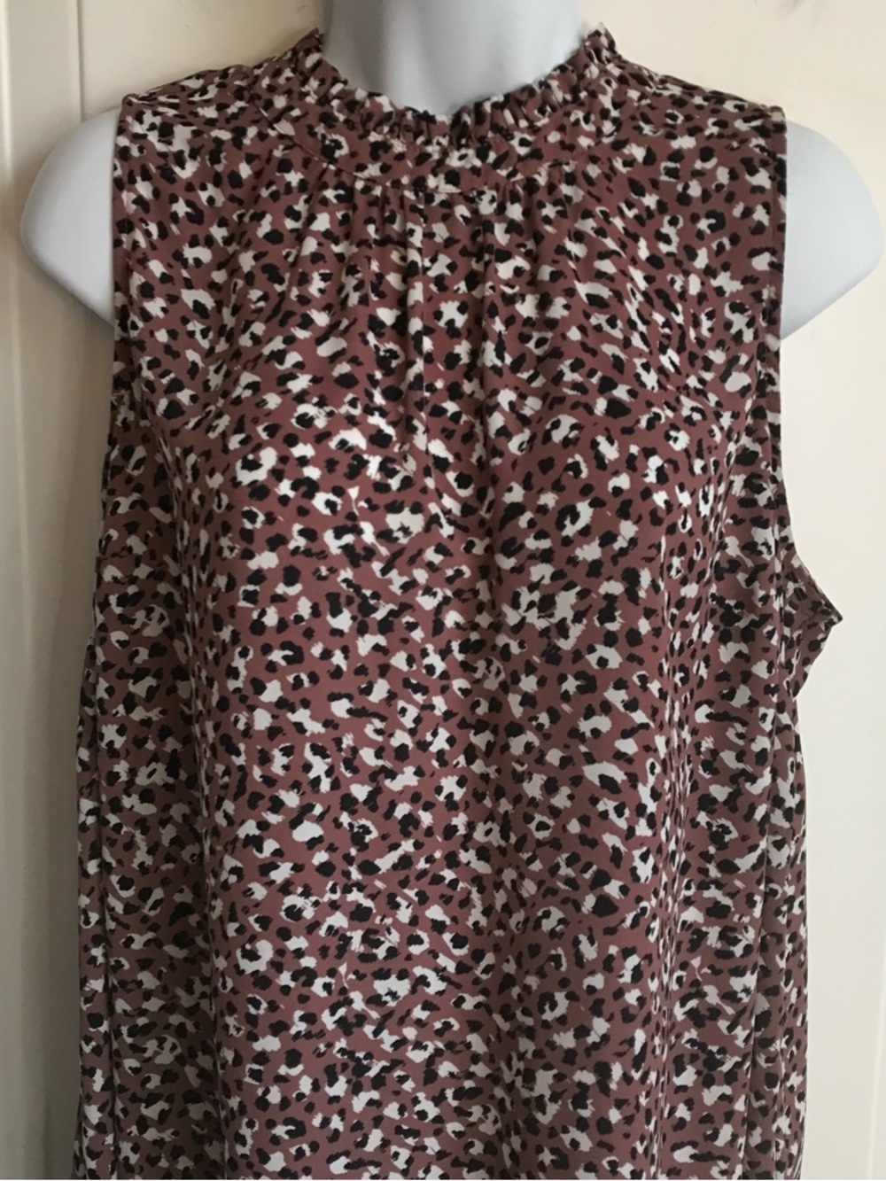 🔴 4/$15 torrid Women’s L Mauve Black Animal Spot Ruffle Mock Neck Tank Top EUC - Picture 8 of 16